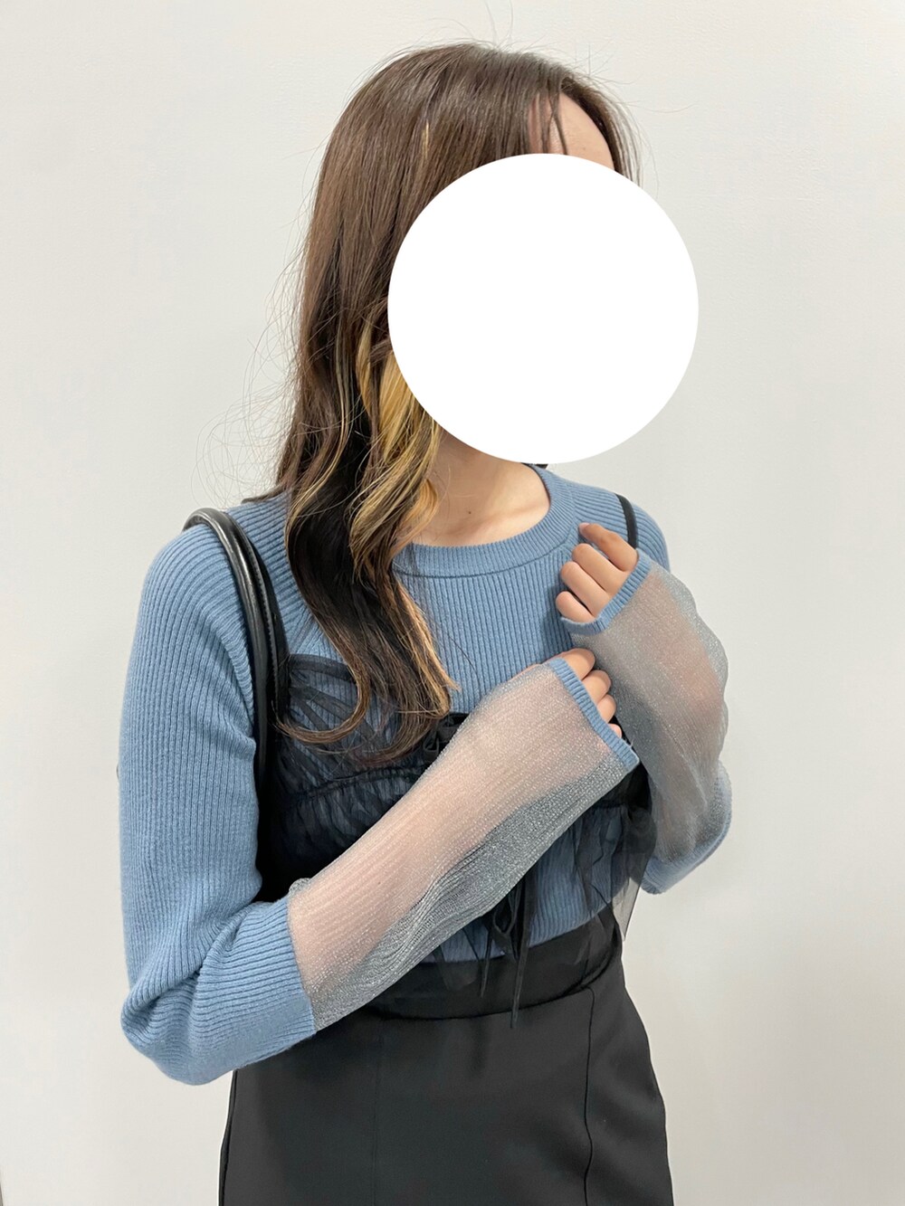 ブラック系のキャミソール、ブラック系のスカート、ブルー系のニット/セーターを着用したレディースの秋コーディネートの5枚目の写真