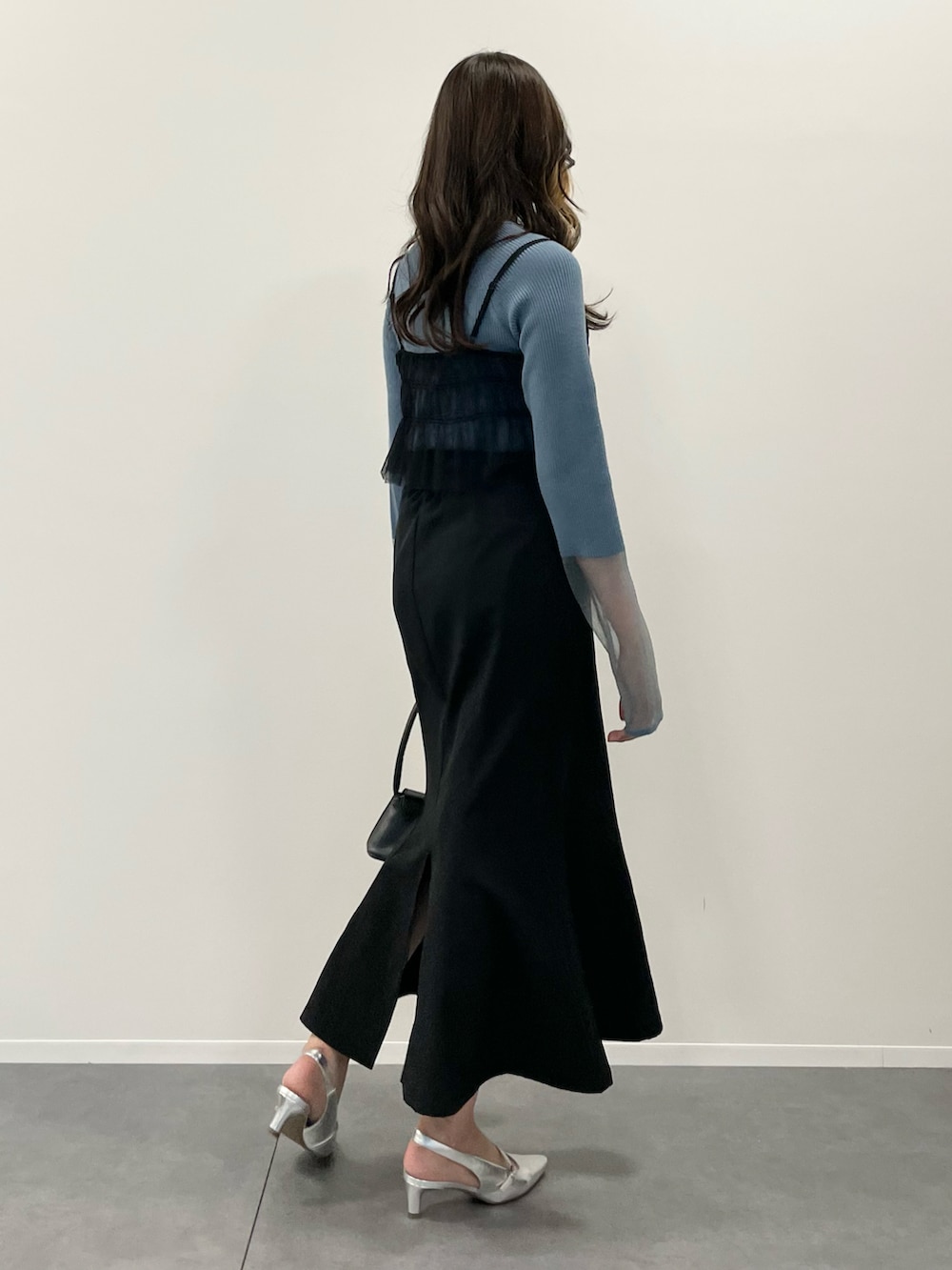 ブラック系のキャミソール、ブラック系のスカート、ブルー系のニット/セーターを着用したレディースの秋コーディネートの3枚目の写真