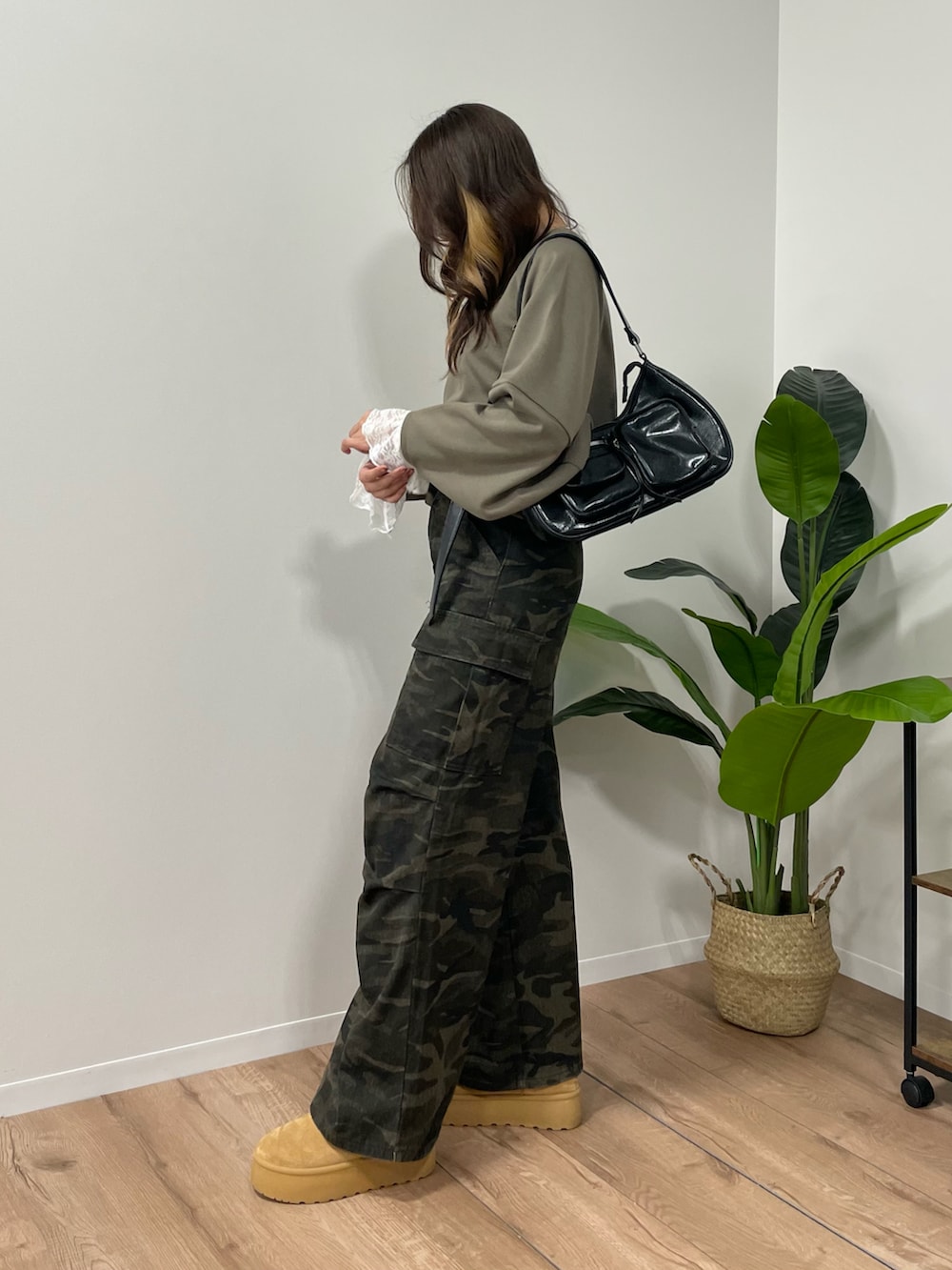 その他のスウェット、グリーン系のカーゴパンツ、ブラック系のショルダーバッグを着用したレディースの秋コーディネートの2枚目の写真