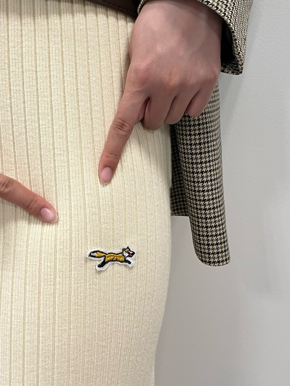 ブラウン系のショルダーバッグ、ホワイト系のその他パンツ、ブラウン系のジャケット/アウターを着用したレディースの秋コーディネートの4枚目の写真