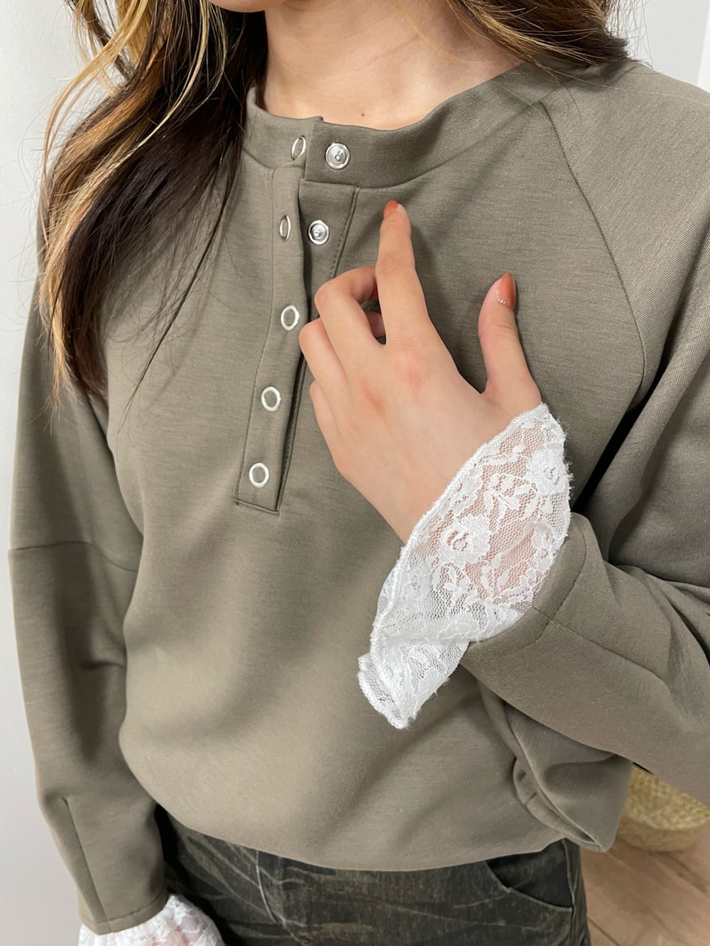 その他のスウェット、グリーン系のカーゴパンツ、ブラック系のショルダーバッグを着用したレディースの秋コーディネートの5枚目の写真