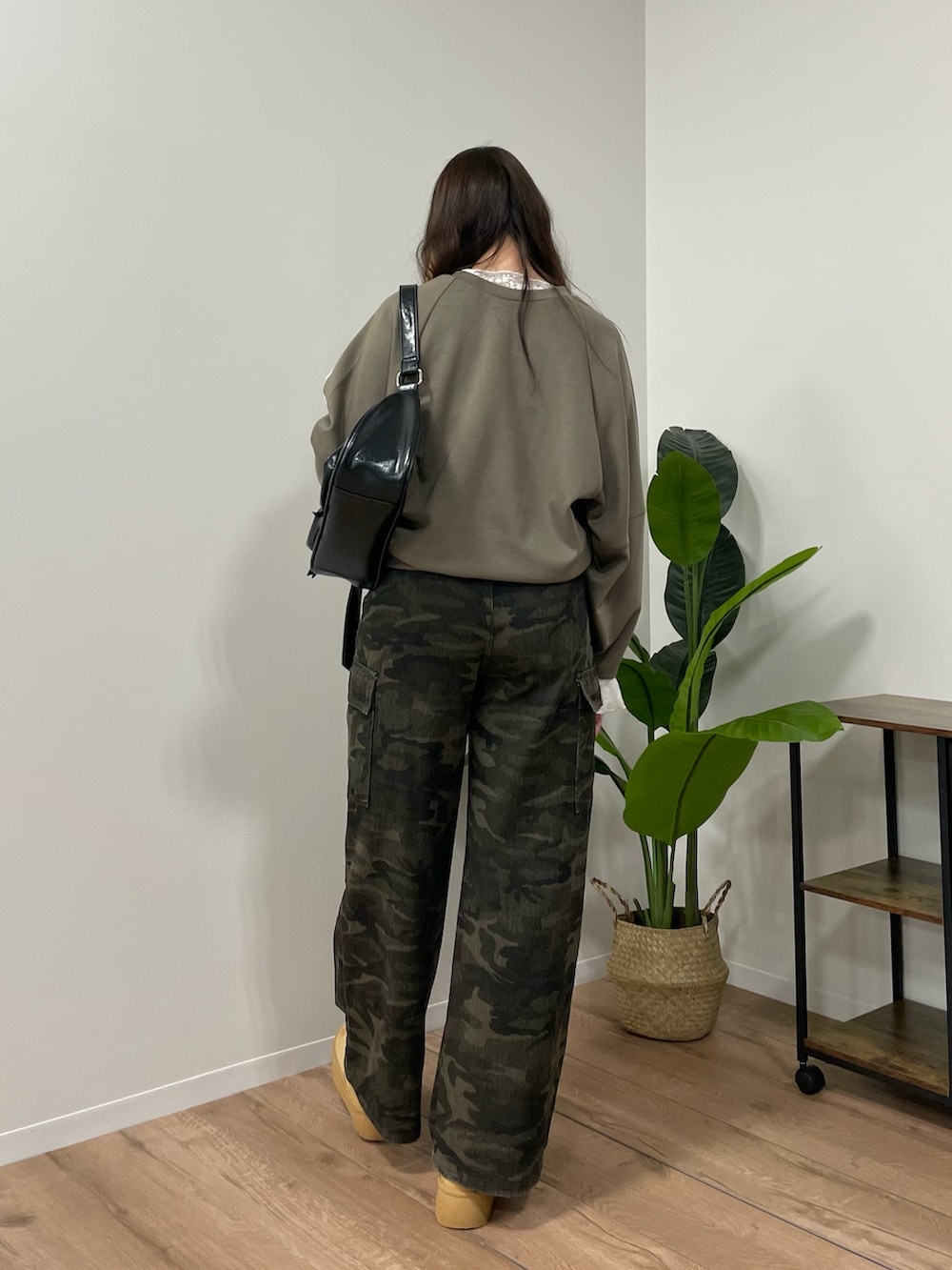 その他のスウェット、グリーン系のカーゴパンツ、ブラック系のショルダーバッグを着用したレディースの秋コーディネートの3枚目の写真