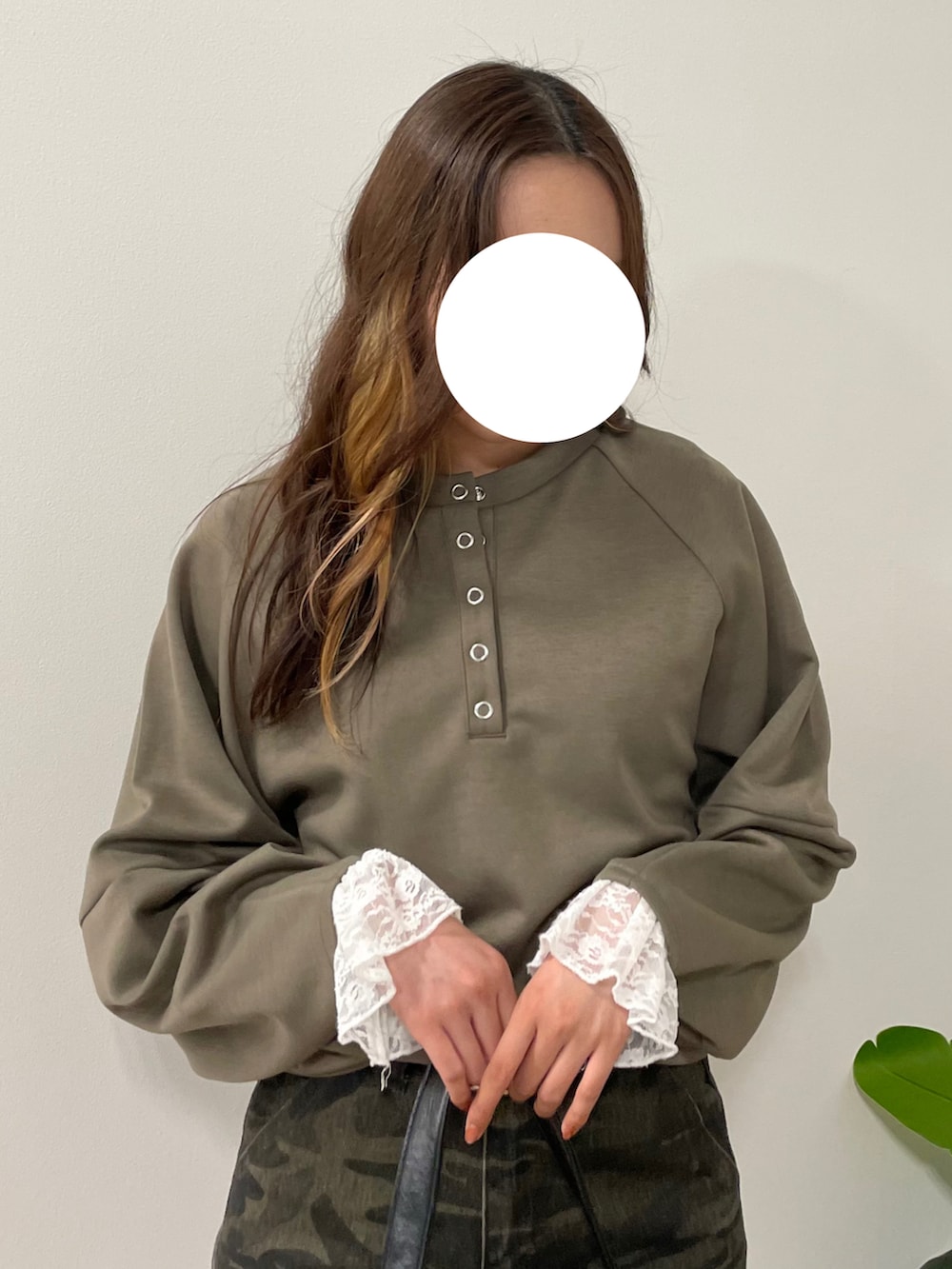 その他のスウェット、グリーン系のカーゴパンツ、ブラック系のショルダーバッグを着用したレディースの秋コーディネートの4枚目の写真