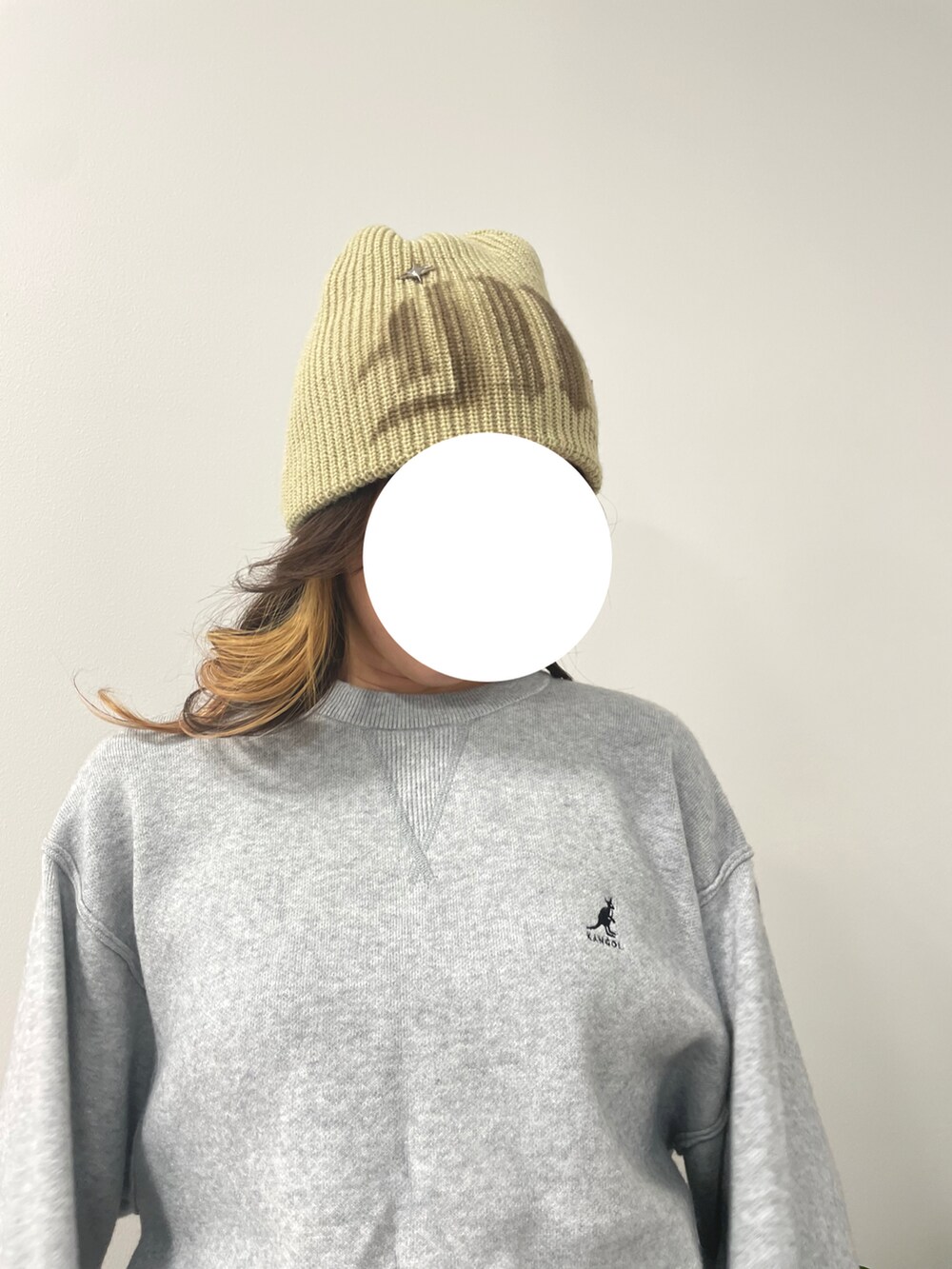 グレー系のニット/セーター、ブラウン系のスニーカー、ブラック系のカーゴパンツを着用したレディースの秋コーディネートの4枚目の写真