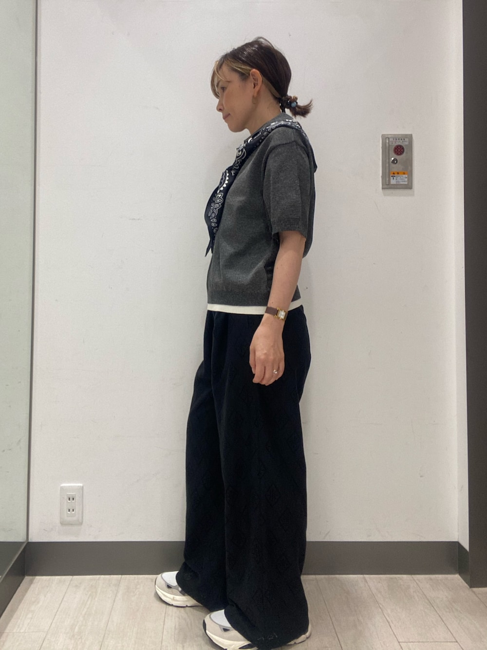 グレー系のポロシャツ、ブラック系のその他パンツ、ブルー系のバンダナ/スカーフを着用したレディースの夏コーディネートの2枚目の写真