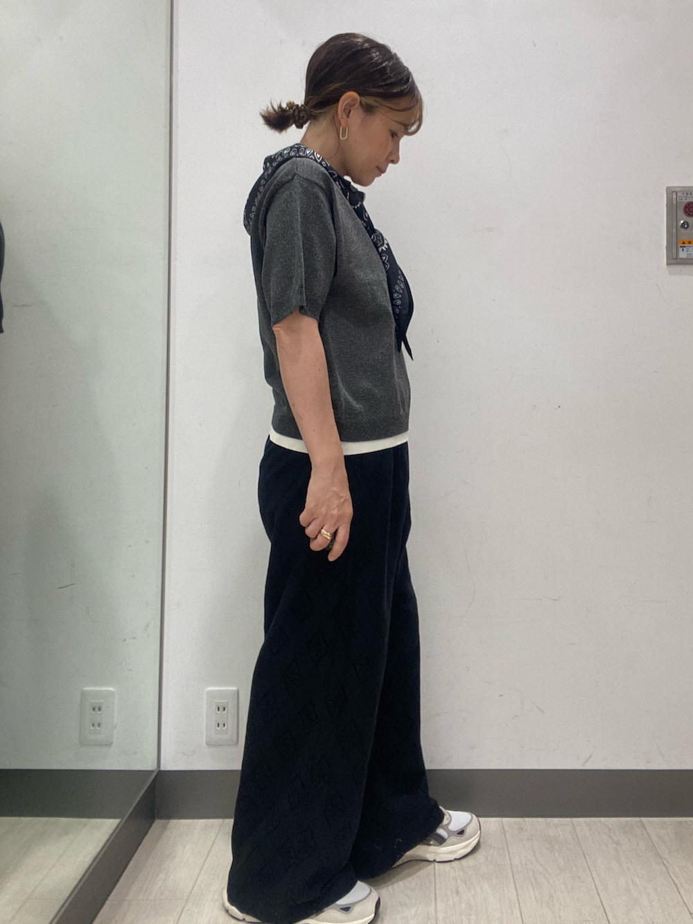グレー系のポロシャツ、ブラック系のその他パンツ、ブルー系のバンダナ/スカーフを着用したレディースの夏コーディネートの3枚目の写真