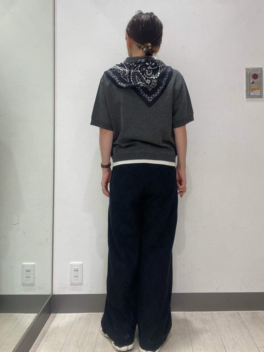 グレー系のポロシャツ、ブラック系のその他パンツ、ブルー系のバンダナ/スカーフを着用したレディースの夏コーディネートの4枚目の写真