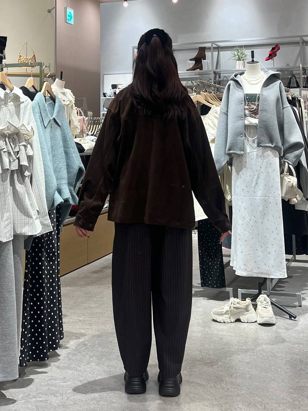 ブラウン系のその他パンツ、ブラウン系のローファー、ブラウン系のテーラードジャケットを着用したレディースの冬コーディネートの4枚目の写真