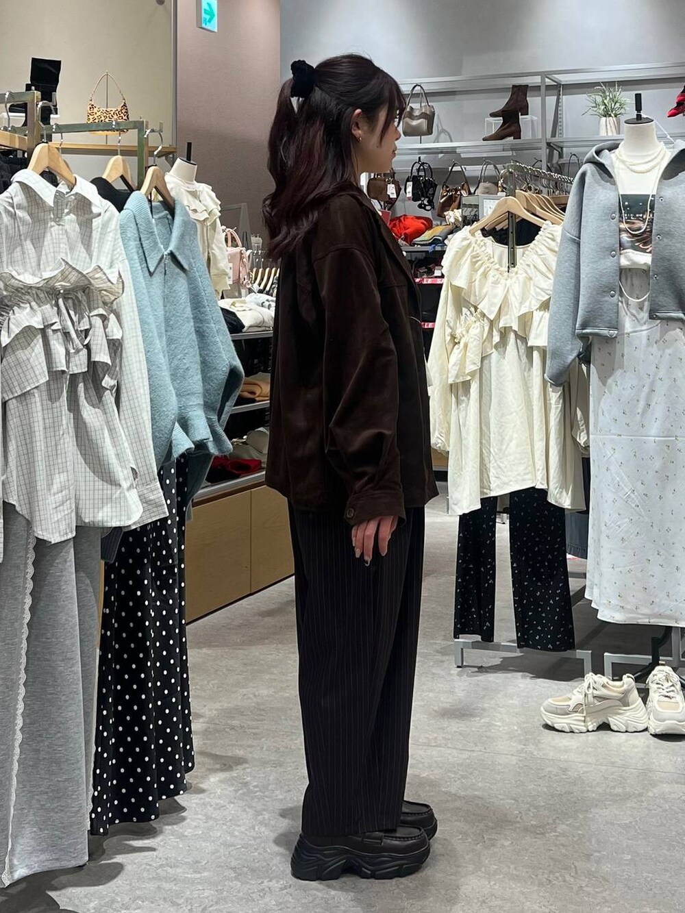 ブラウン系のその他パンツ、ブラウン系のローファー、ブラウン系のテーラードジャケットを着用したレディースの冬コーディネートの3枚目の写真