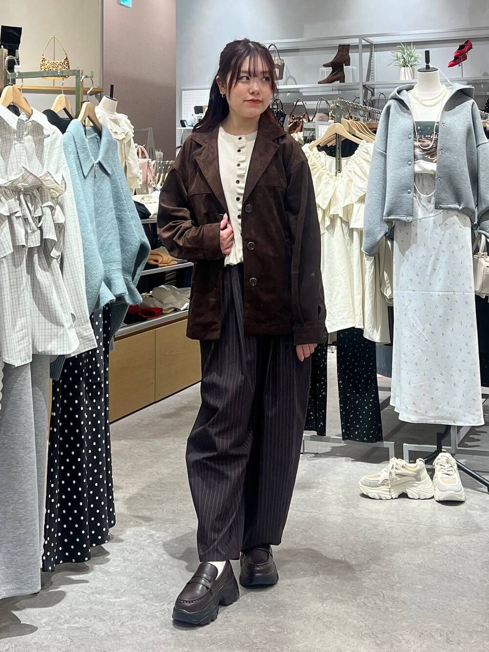 ブラウン系のその他パンツ、ブラウン系のローファー、ブラウン系のテーラードジャケットを着用したレディースの冬コーディネートの2枚目の写真