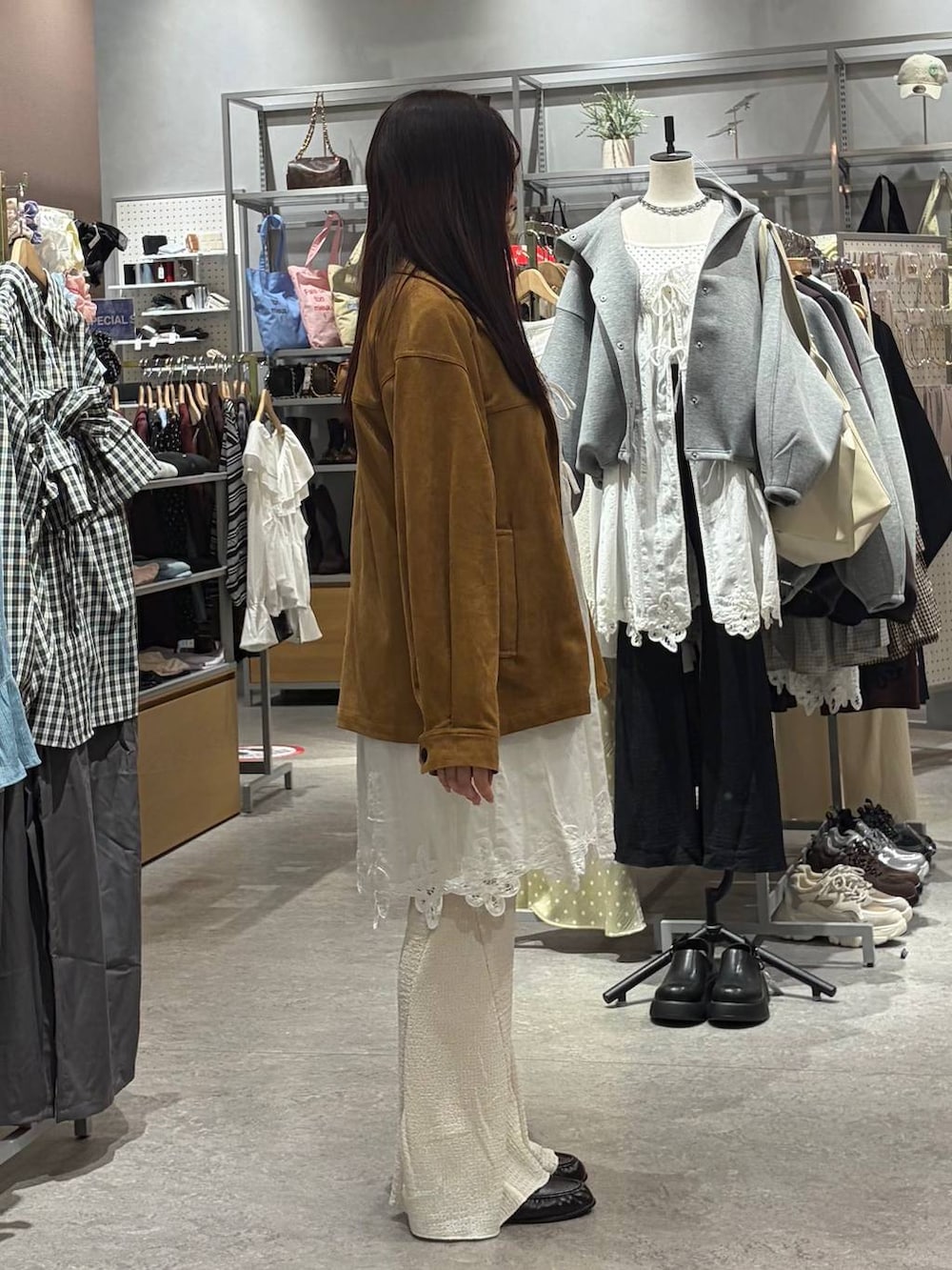 ホワイト系のTシャツ/カットソー、ブラウン系のテーラードジャケット、ブラウン系のローファーを着用したレディースの春コーディネートの3枚目の写真