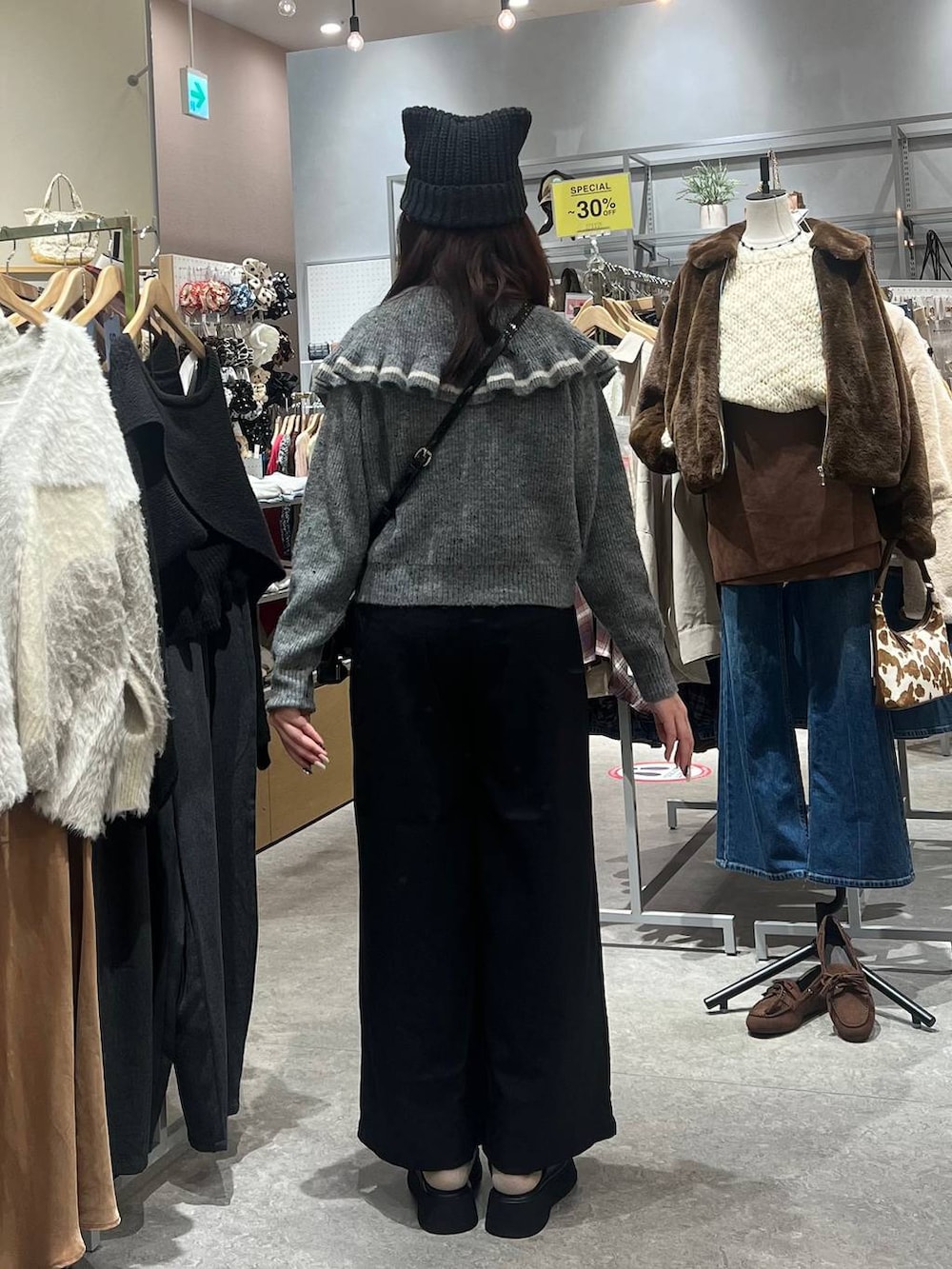 ブラック系のサンダル、ブラック系のその他パンツ、グレー系のニット/セーターを着用したレディースの秋コーディネートの4枚目の写真