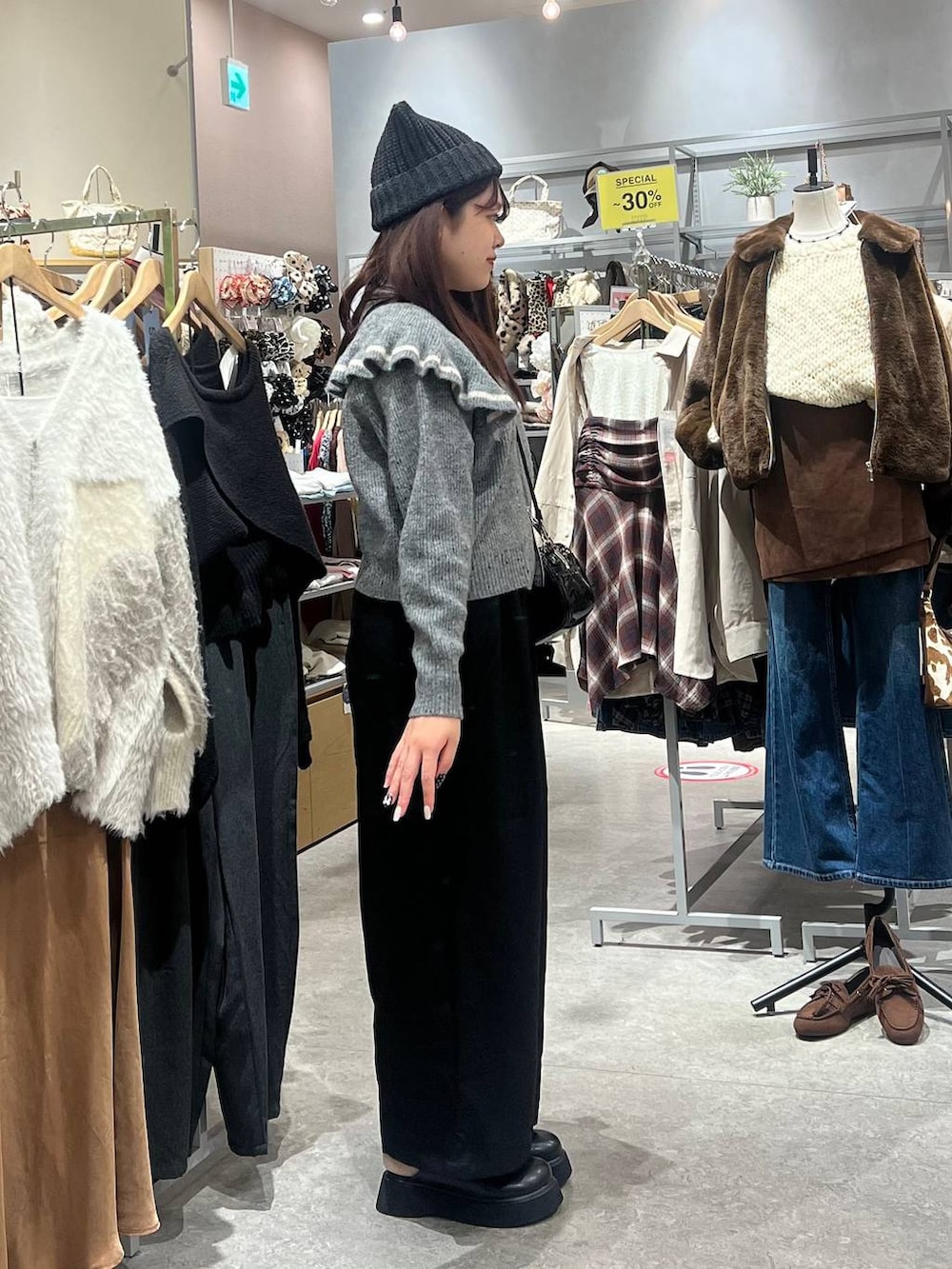 ブラック系のサンダル、ブラック系のその他パンツ、グレー系のニット/セーターを着用したレディースの秋コーディネートの3枚目の写真