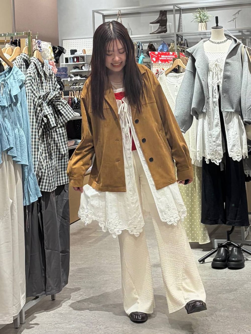 ホワイト系のTシャツ/カットソー、ブラウン系のテーラードジャケット、ブラウン系のローファーを着用したレディースの春コーディネートの2枚目の写真