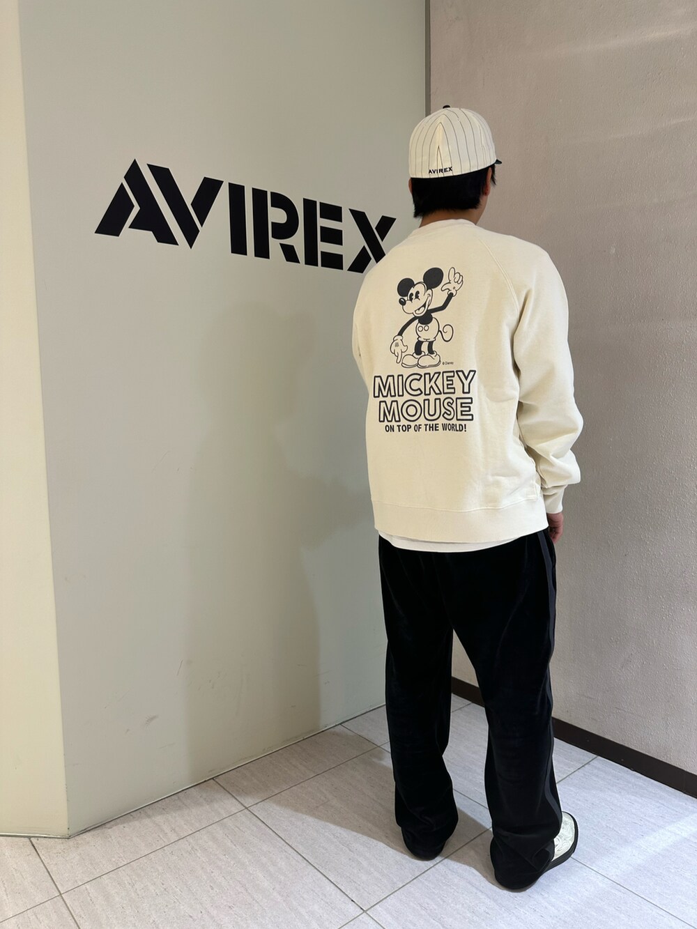 グレー系のスウェット、ブラック系のその他パンツ、ブラック系のキャップを着用したメンズの冬コーディネートの2枚目の写真