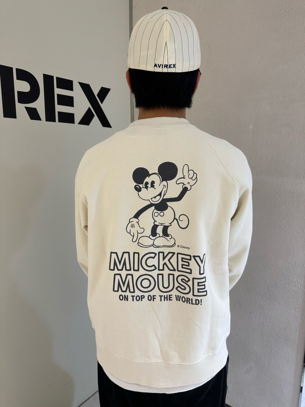 グレー系のスウェット、ブラック系のその他パンツ、ブラック系のキャップを着用したメンズの冬コーディネートの3枚目の写真