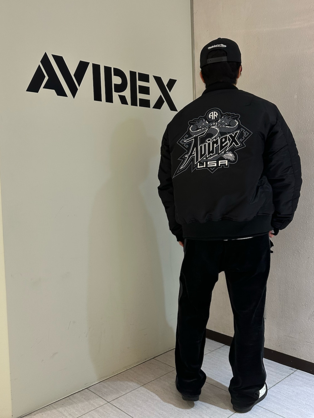 ブラック系のMA-1、ブラック系のその他パンツ、ブラック系のジャージを着用したメンズの冬コーディネートの2枚目の写真