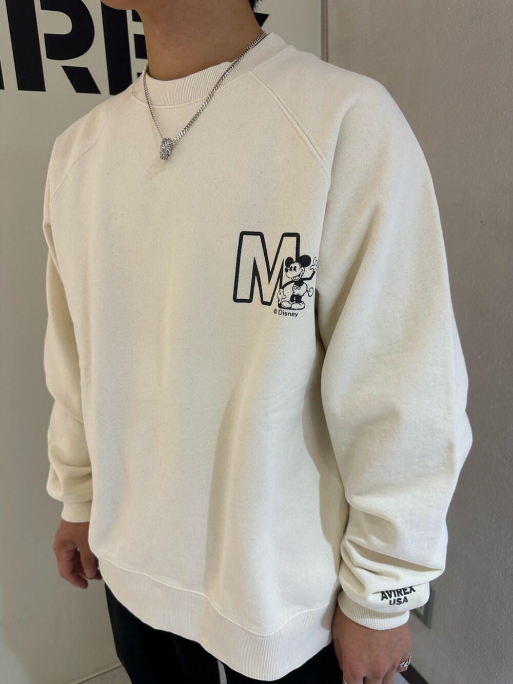 グレー系のスウェット、ブラック系のその他パンツ、ブラック系のキャップを着用したメンズの冬コーディネートの4枚目の写真