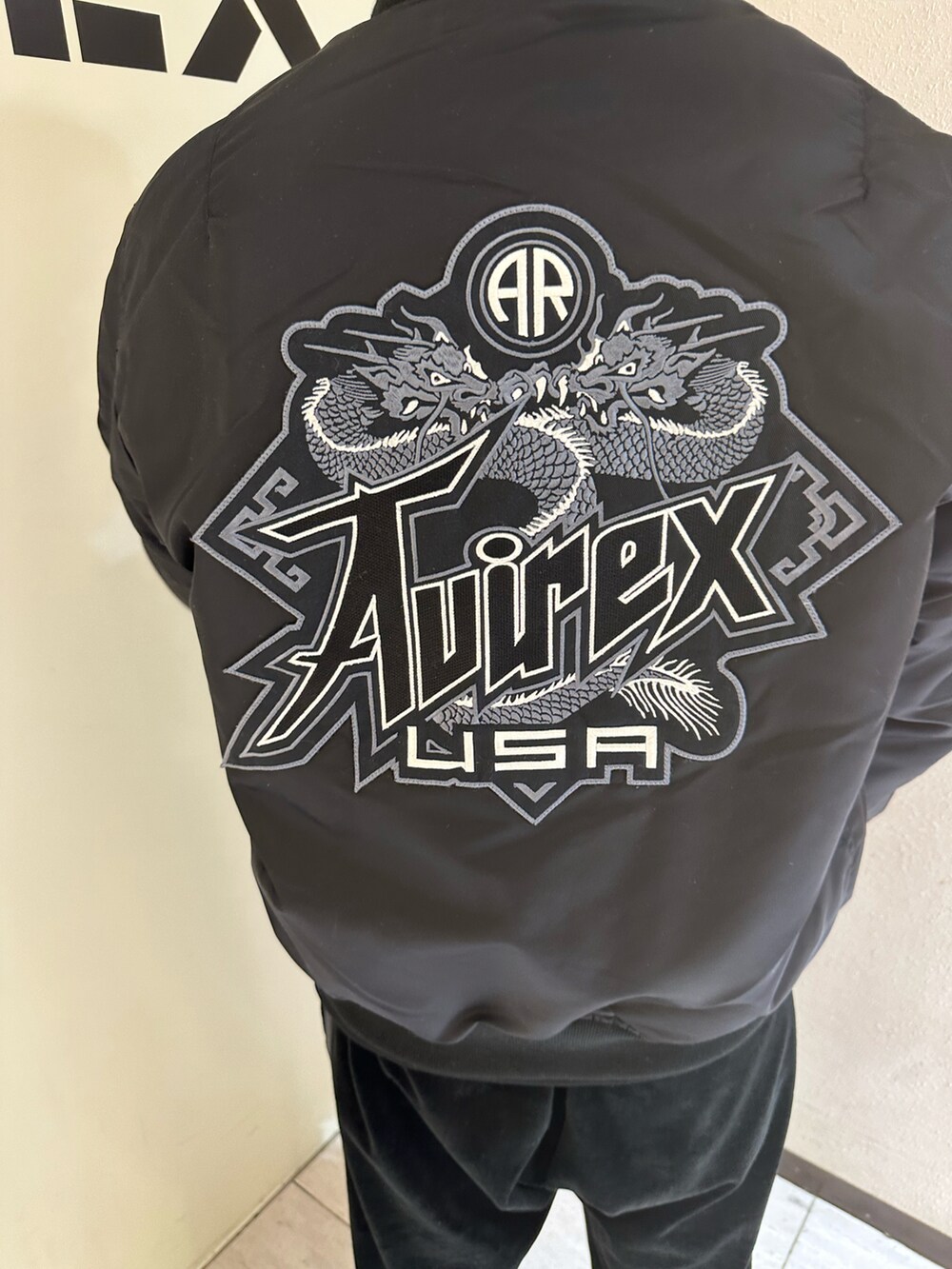 ブラック系のMA-1、ブラック系のその他パンツ、ブラック系のジャージを着用したメンズの冬コーディネートの3枚目の写真