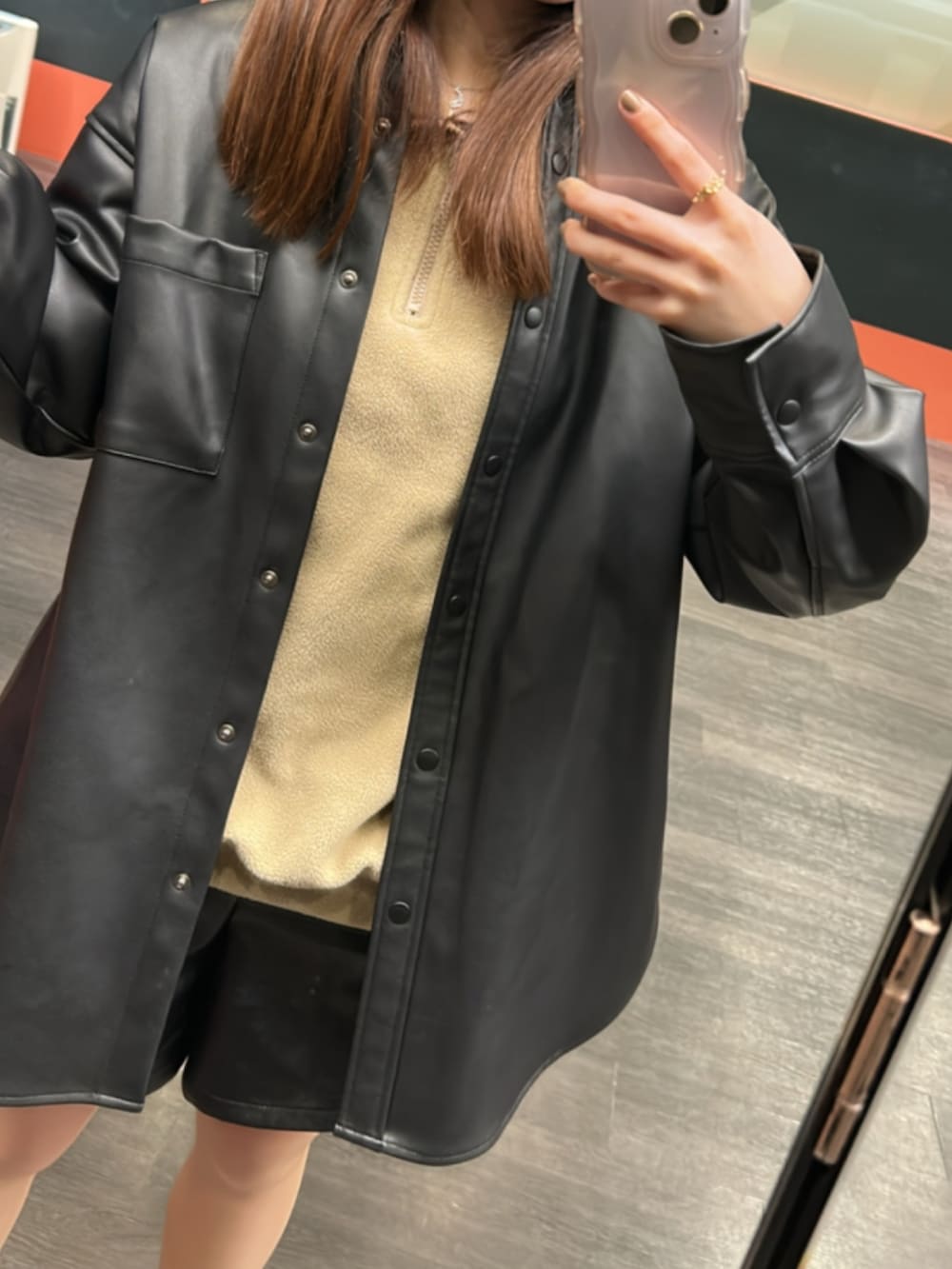 「GU、フェイクレザージャケット、RETRO GIRL、レザーパンツ、秋冬コーデ、冬のコーデ、低身長コーデ、ブラック、オトナ女子、フェイクレザー、ジャケットスタイル、ブーツスタイル」｜「RETRO GIRLのバミューダPT（その他パンツ、ブラック系）」を使った、koeda1230さん（骨格ナチュラル・レディース・149cm）の秋コーディネートの2枚目の写真