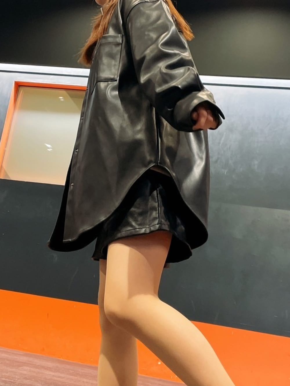 「GU、フェイクレザージャケット、RETRO GIRL、レザーパンツ、秋冬コーデ、冬のコーデ、低身長コーデ、ブラック、オトナ女子、フェイクレザー、ジャケットスタイル、ブーツスタイル」｜「RETRO GIRLのバミューダPT（その他パンツ、ブラック系）」を使った、koeda1230さん（骨格ナチュラル・レディース・149cm）の秋コーディネートの3枚目の写真