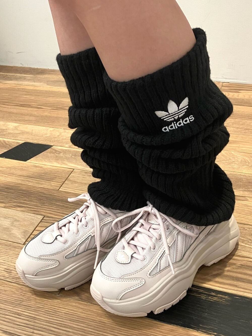 ブラック系のジャージ、ブルー系のTシャツ/カットソー、ブラック系のスカートを着用したレディースの秋コーディネートの2枚目の写真