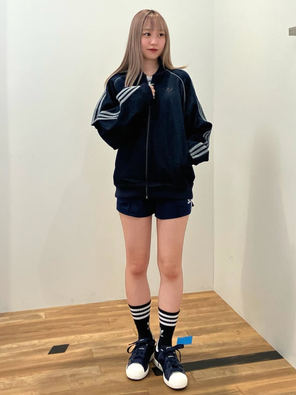 「adidas、adidas originals、アディダス、アディダスオリジナルス、デニムジャケット、Tシャツ、ショートパンツ、ソックス、スニーカー、スーパースター」｜「adidasのミッドカット クルーソックス 3足組 / アディダスオリジナルス adidas Originals（ソックス/靴下、ブラック系）」を使った、YRさん（レディース・153cm）の夏コーディネートの2枚目の写真