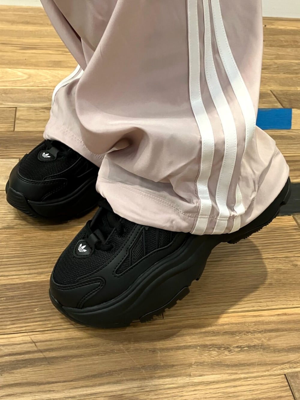 ブラック系のスニーカー、ブラック系のTシャツ/カットソー、ピンク系のスウェットパンツを着用したレディースの夏コーディネートの4枚目の写真