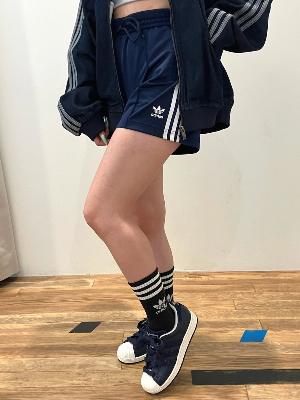 「adidas、adidas originals、アディダス、アディダスオリジナルス、デニムジャケット、Tシャツ、ショートパンツ、ソックス、スニーカー、スーパースター」｜「adidasのミッドカット クルーソックス 3足組 / アディダスオリジナルス adidas Originals（ソックス/靴下、ブラック系）」を使った、YRさん（レディース・153cm）の夏コーディネートの4枚目の写真