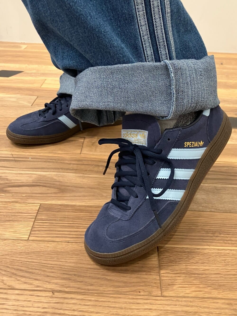 ブルー系のスニーカー、ブルー系のTシャツ/カットソー、ブルー系のデニムパンツを着用したメンズの夏コーディネートの4枚目の写真