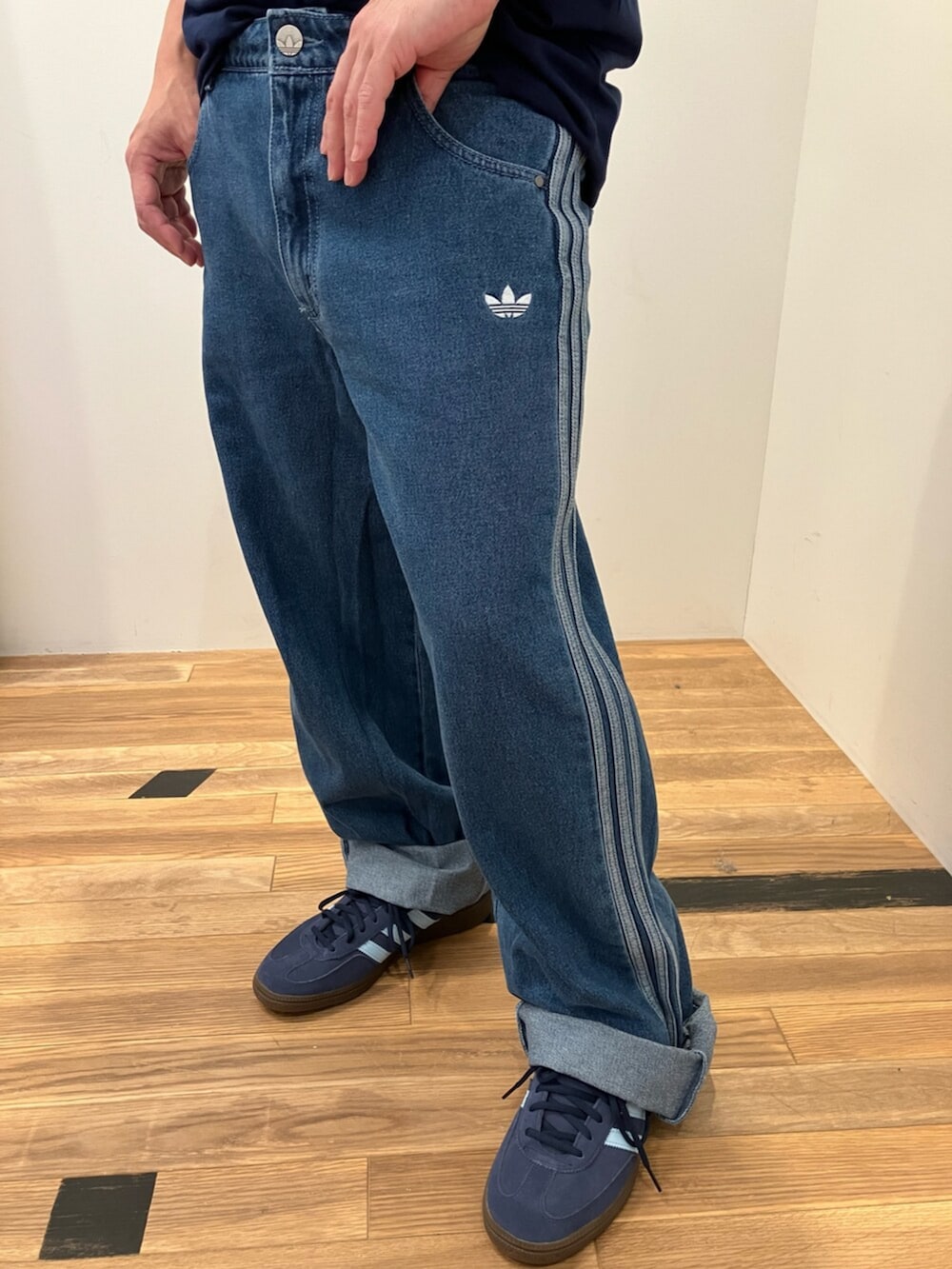 ブルー系のスニーカー、ブルー系のTシャツ/カットソー、ブルー系のデニムパンツを着用したメンズの夏コーディネートの3枚目の写真