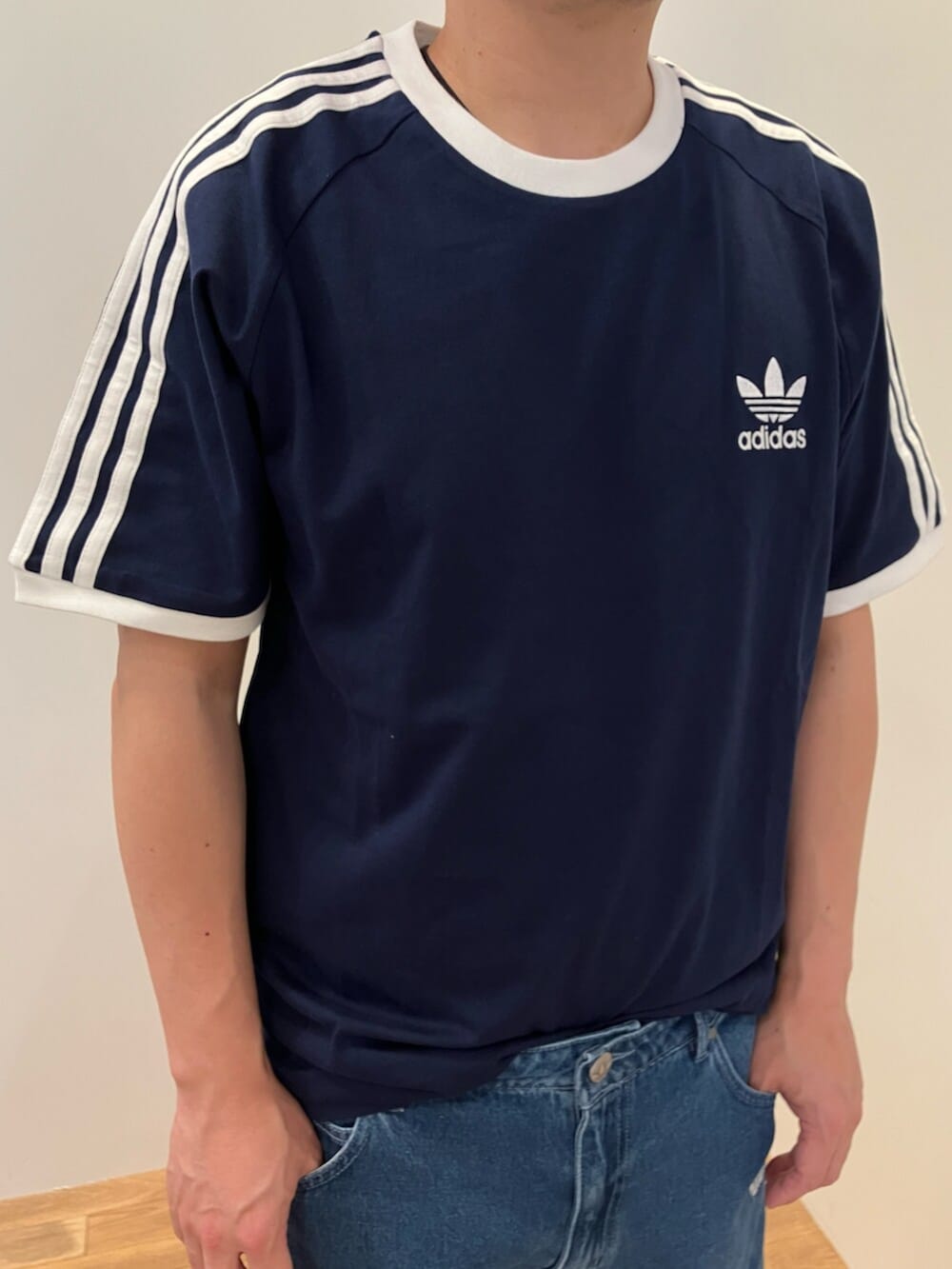 ブルー系のスニーカー、ブルー系のTシャツ/カットソー、ブルー系のデニムパンツを着用したメンズの夏コーディネートの2枚目の写真