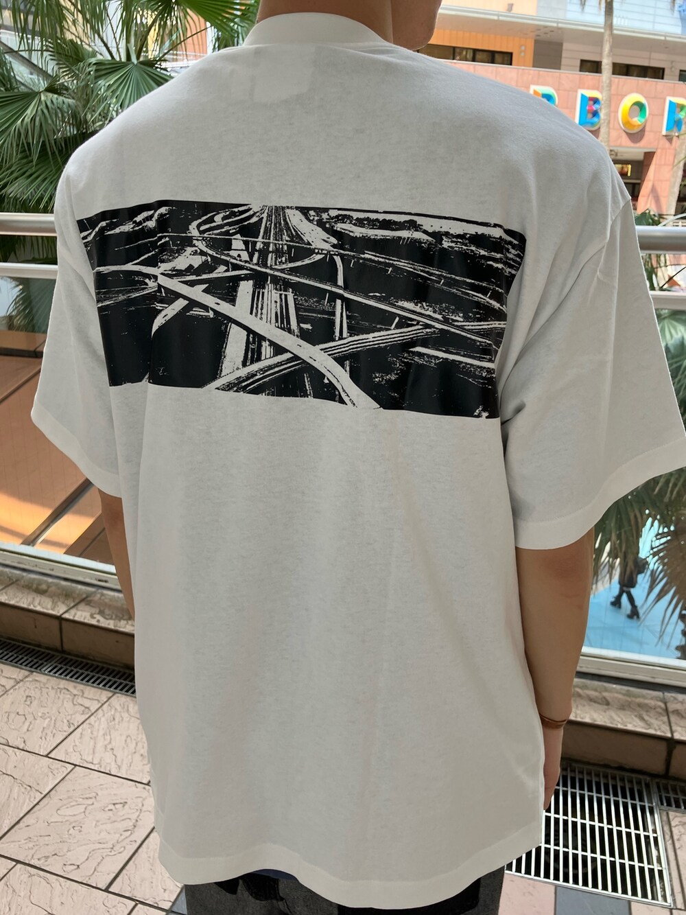 ホワイト系のトップス、レッド系のシューズを着用したメンズの春コーディネートの4枚目の写真