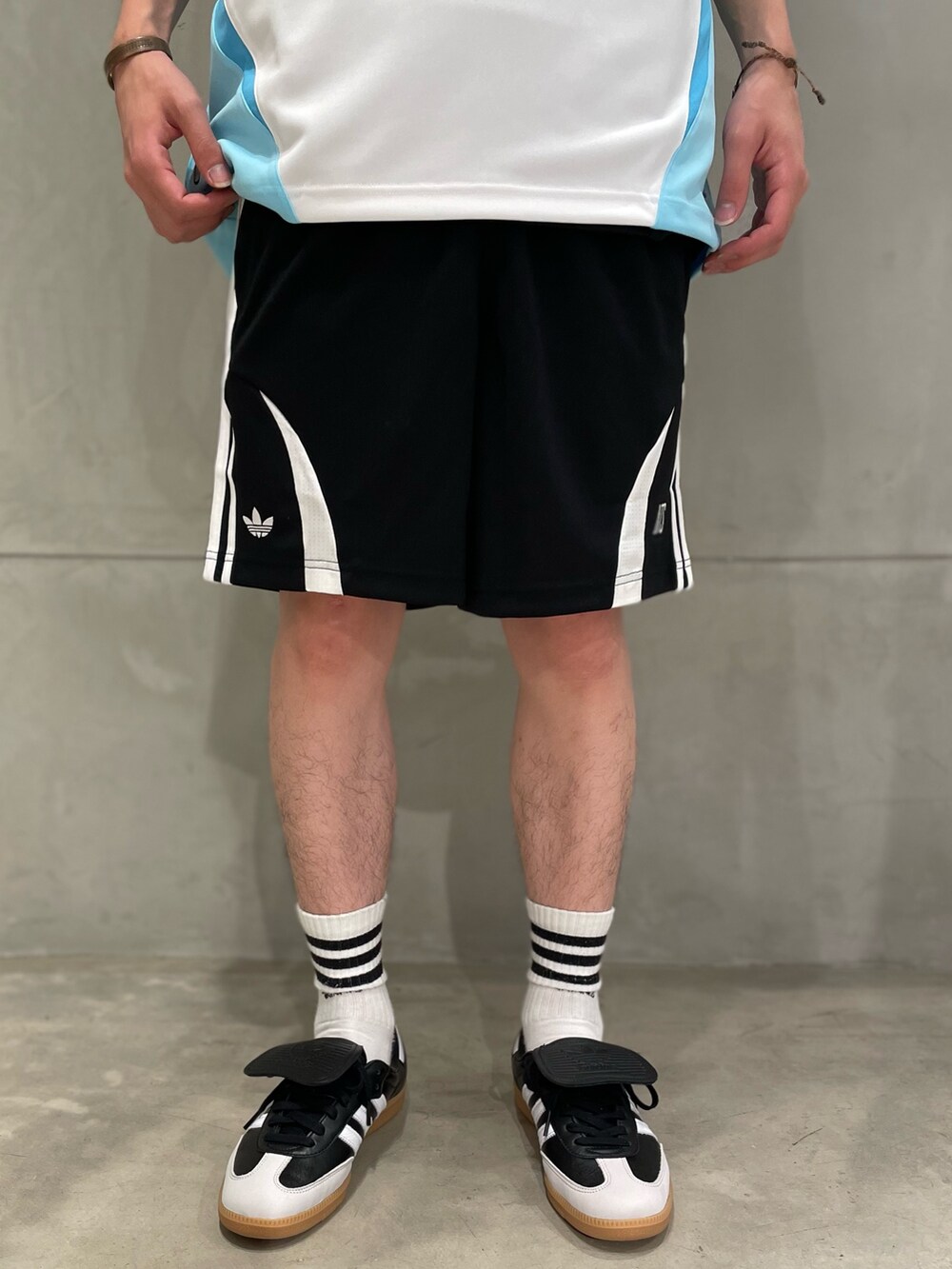 ブルー系のトップス、ブラック系のパンツを着用したメンズの夏コーディネートの2枚目の写真