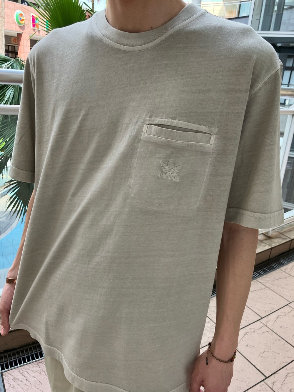 ベージュ系のTシャツ/カットソー、ベージュ系のその他パンツ、ベージュ系のサンダルを着用したメンズの春コーディネートの2枚目の写真