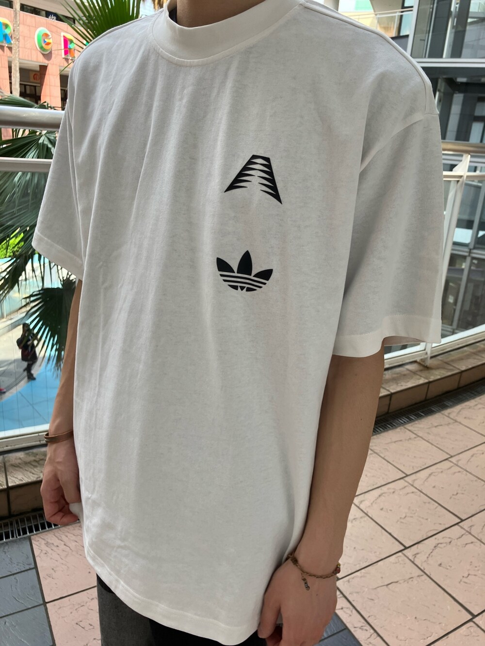 ホワイト系のトップス、レッド系のシューズを着用したメンズの春コーディネートの3枚目の写真