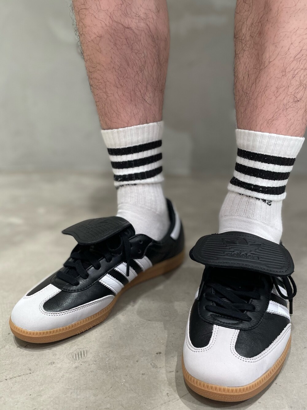 ブルー系のトップス、ブラック系のパンツを着用したメンズの夏コーディネートの5枚目の写真