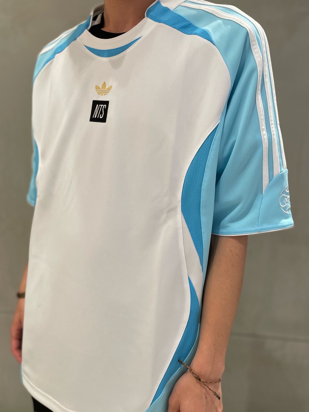 ブルー系のトップス、ブラック系のパンツを着用したメンズの夏コーディネートの3枚目の写真