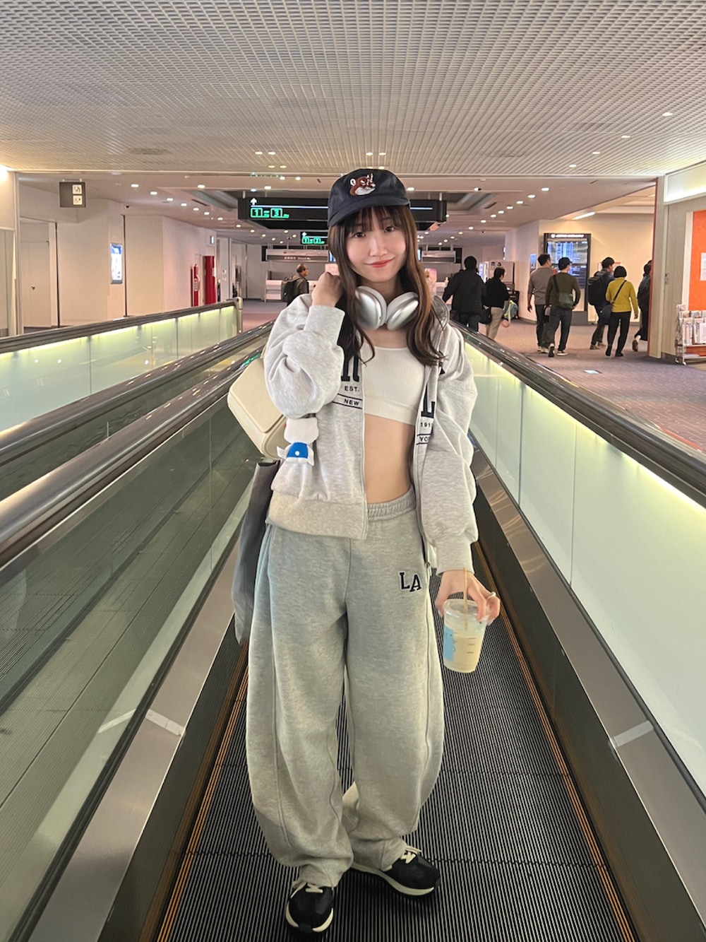 「ZARAのアイテム（パーカー、グレー系）」を使った、pinariさん（骨格ウェーブ・レディース・158cm）の夏コーディネートの4枚目の写真