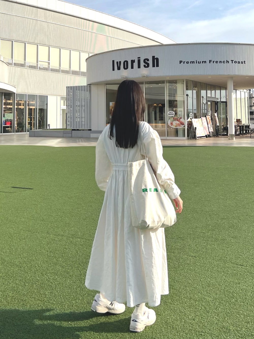 「おでかけコーデ、楽チンコーデ、大人かわいい、夏コーデ、スニーカーコーデ、ホワイトコーデ、シャツワンピ、シャツワンピース、カジュアルコーデ、ニューバランス、New Balance、ピクニック、デートスタイル（WOMEN）、スニーカー女子、トートバッグ」｜「NEW BALANCEのNew Balance M2002RSW / ニューバランス M2002RSW【SP】（スニーカー、ホワイト系）」を使った、pinariさん（レディース・157cm）の春コーディネートの3枚目の写真