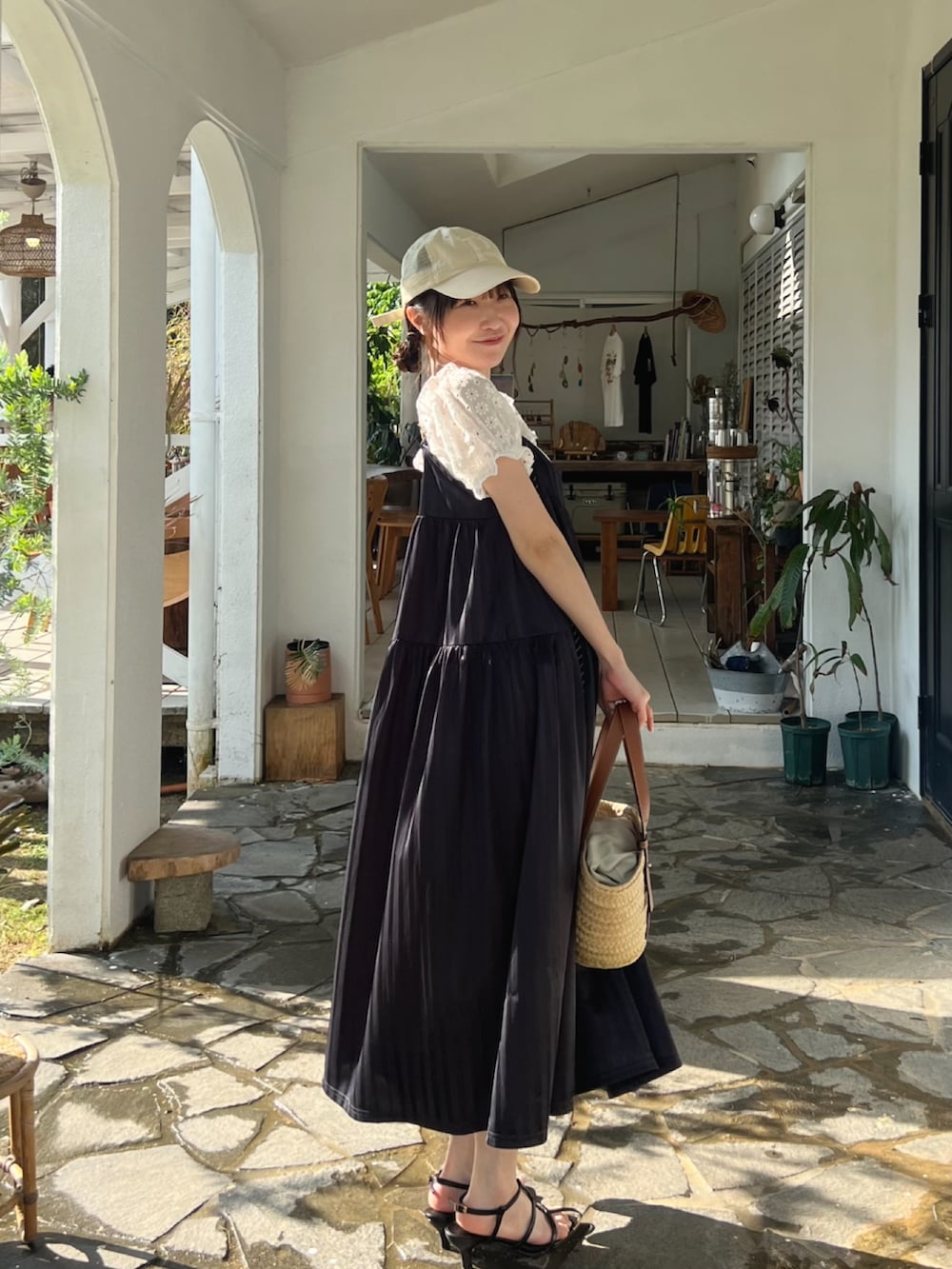 「サンダル、夏ファッション、初夏コーデ、大人カジュアルコーデ、オトナカワイイ、リラックススタイル、ブラウスコーデ、韓国ファッション、沖縄、旅行コーデ、旅行、かごバッグ、スポーツミックス、キャップ、ワンピース」｜「CELINEのアイテム（かごバッグ、ベージュ系）」を使った、pinariさん（骨格ウェーブ・レディース・158cm）の夏コーディネートの3枚目の写真