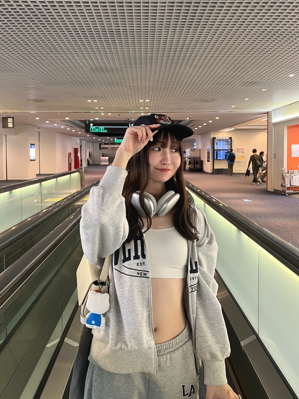 「ZARAのアイテム（パーカー、グレー系）」を使った、pinariさん（骨格ウェーブ・レディース・158cm）の夏コーディネートの2枚目の写真