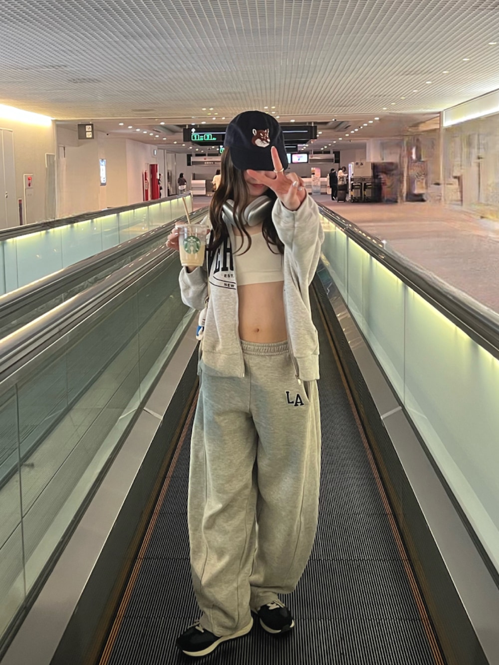 「ZARAのアイテム（パーカー、グレー系）」を使った、pinariさん（骨格ウェーブ・レディース・158cm）の夏コーディネートの3枚目の写真
