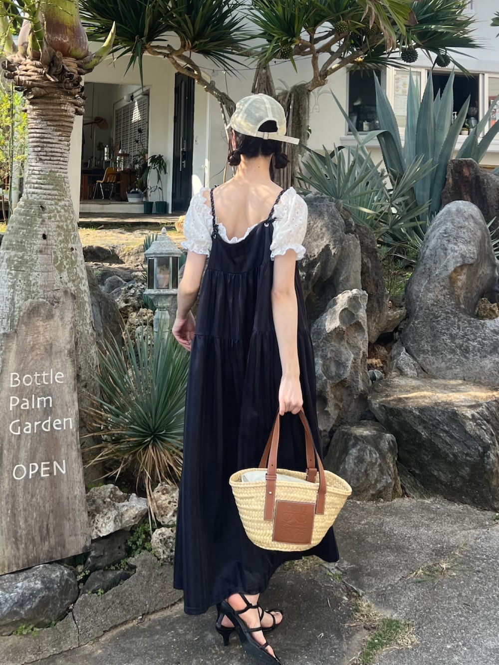 「サンダル、夏ファッション、初夏コーデ、大人カジュアルコーデ、オトナカワイイ、リラックススタイル、ブラウスコーデ、韓国ファッション、沖縄、旅行コーデ、旅行、かごバッグ、スポーツミックス、キャップ、ワンピース」｜「CELINEのアイテム（かごバッグ、ベージュ系）」を使った、pinariさん（骨格ウェーブ・レディース・158cm）の夏コーディネートの2枚目の写真