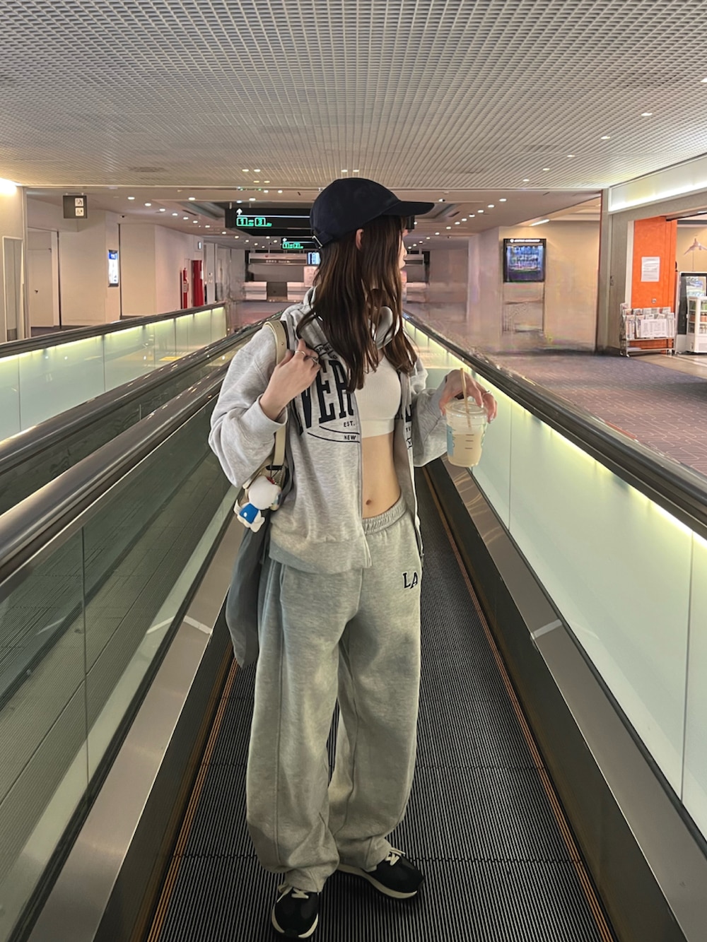 「ZARAのアイテム（パーカー、グレー系）」を使った、pinariさん（骨格ウェーブ・レディース・158cm）の夏コーディネートの5枚目の写真