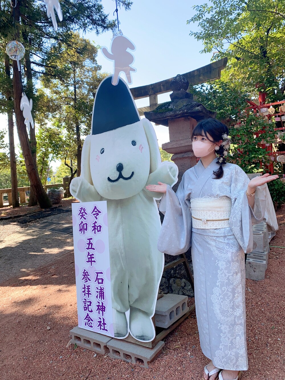 ブルー系の浴衣を着用したレディースの夏コーディネートの3枚目の写真