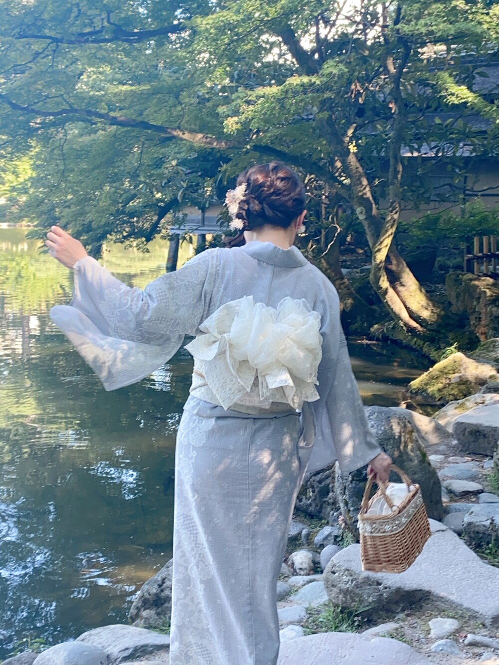 ブルー系の浴衣を着用したレディースの夏コーディネートの2枚目の写真