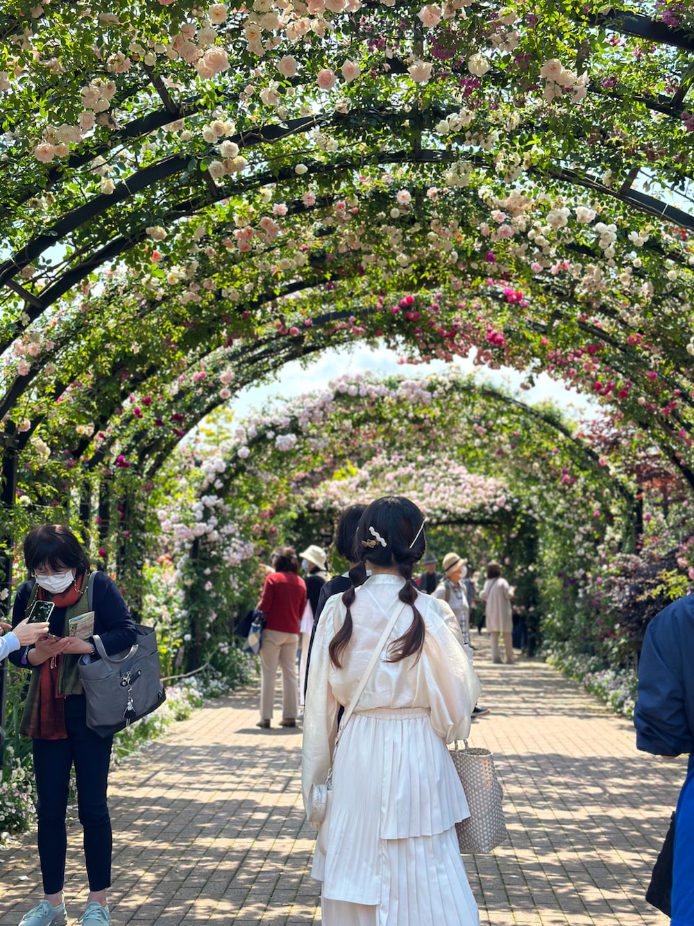 ホワイト系のシャツ/ブラウス、ホワイト系のスカート、ホワイト系のキャミソールを着用したレディースの春コーディネートの5枚目の写真