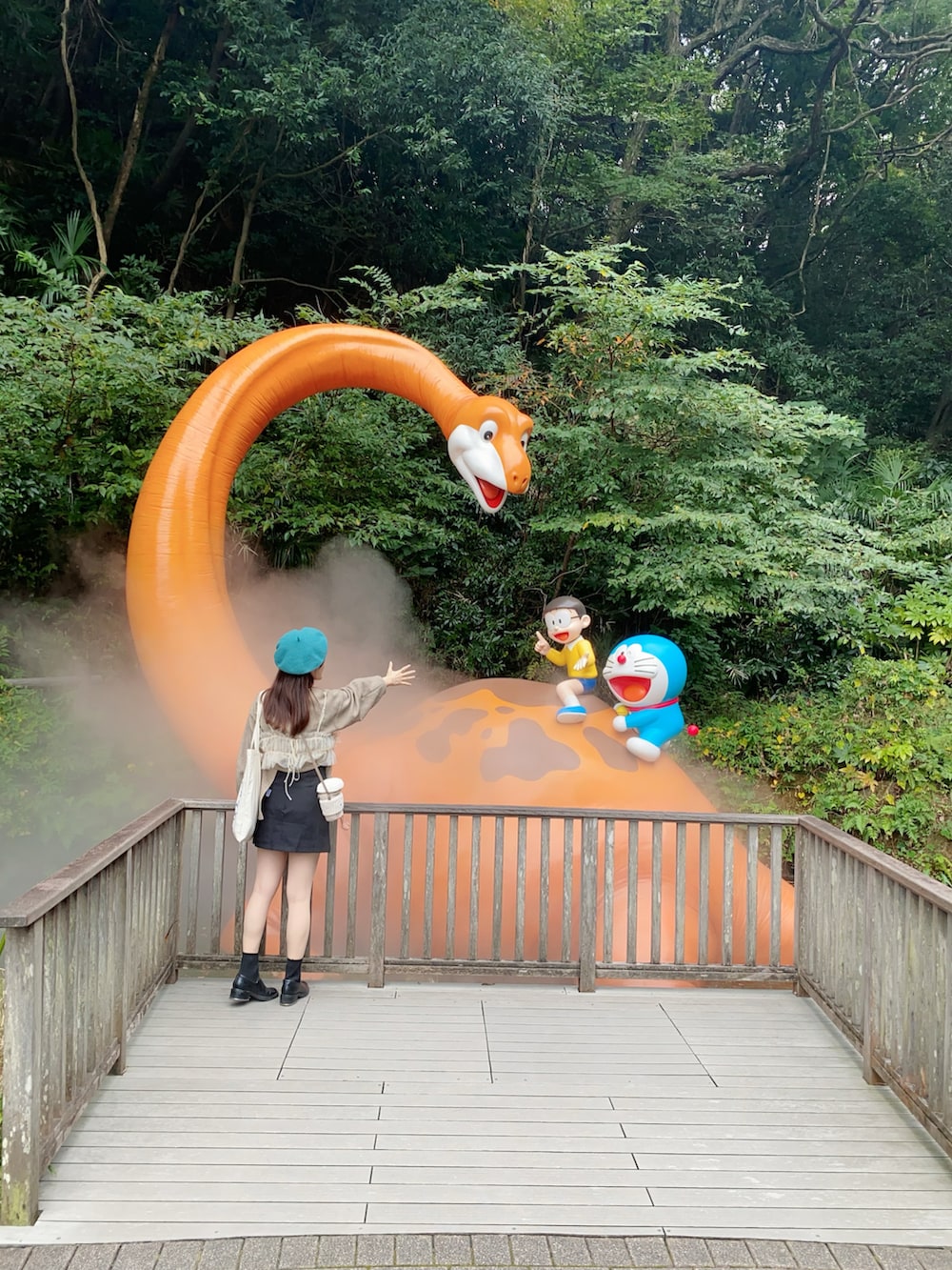 ブラック系のその他パンツ、ベージュ系のキャミソール、ベージュ系のノーカラージャケットを着用したレディースの秋コーディネートの4枚目の写真