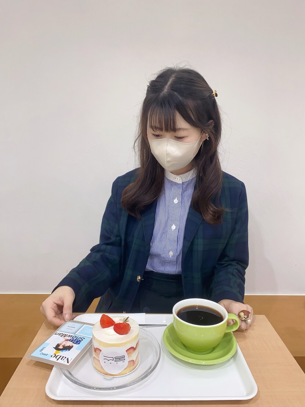 その他のシャツ/ブラウス、その他のトートバッグ、ブルー系のテーラードジャケットを着用したレディースの秋コーディネートの2枚目の写真